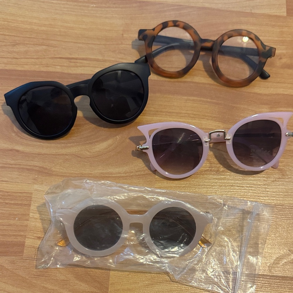 Boys & girls 4 pair sunglasses lot GUC